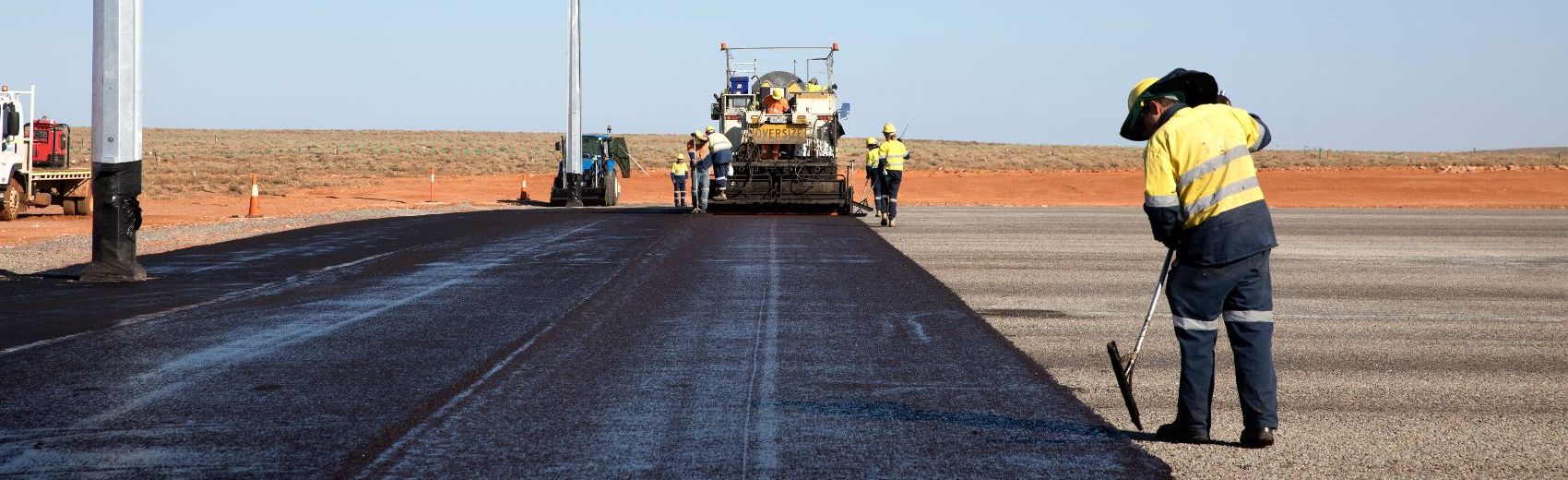 온라인슬롯사이트 그룹의 슬롯 777 제품을 배치하는 도로 작업자 및 기계