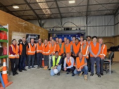 전기 도로를 위한 길을 닦는 연구원