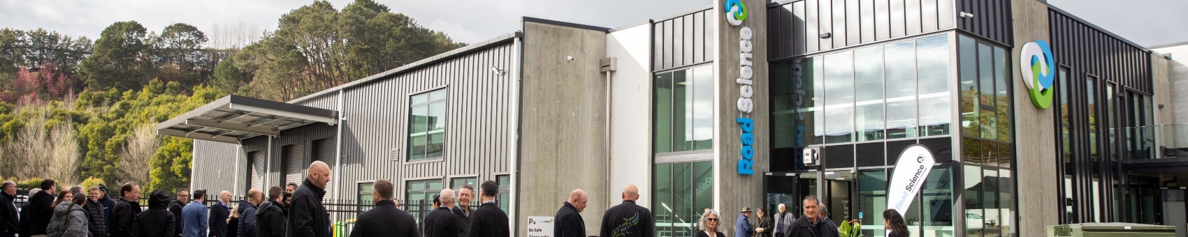 전경에 오프닝 이벤트 손님이 있는 슬롯 잭팟 과학 건물 외부