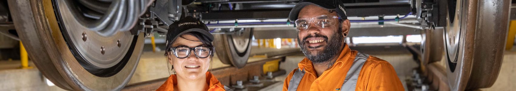 5명의 엔지니어가 그룹으로 서있습니다.