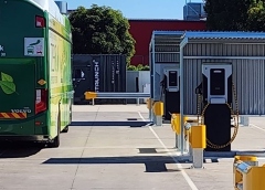 온라인슬롯사이트(Downer)는 브리즈번 최초의 전기 버스 정류장 배송을 지원합니다